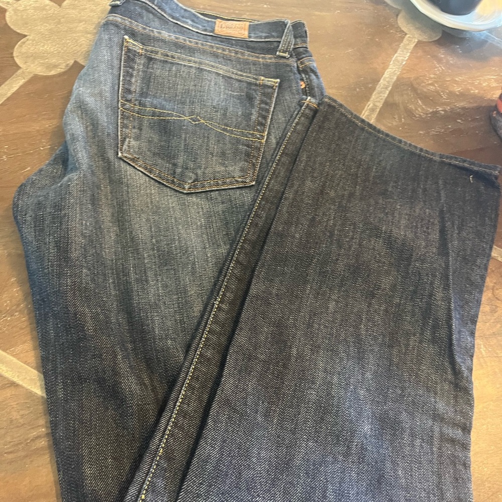 Lucky Brand NEW Straight jeans in a flattering darker wash are adorable!